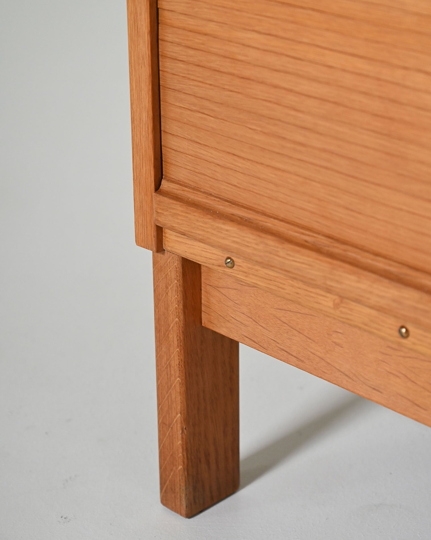 Cabinet in rovere con ante a serrandina e libreria, anni '60