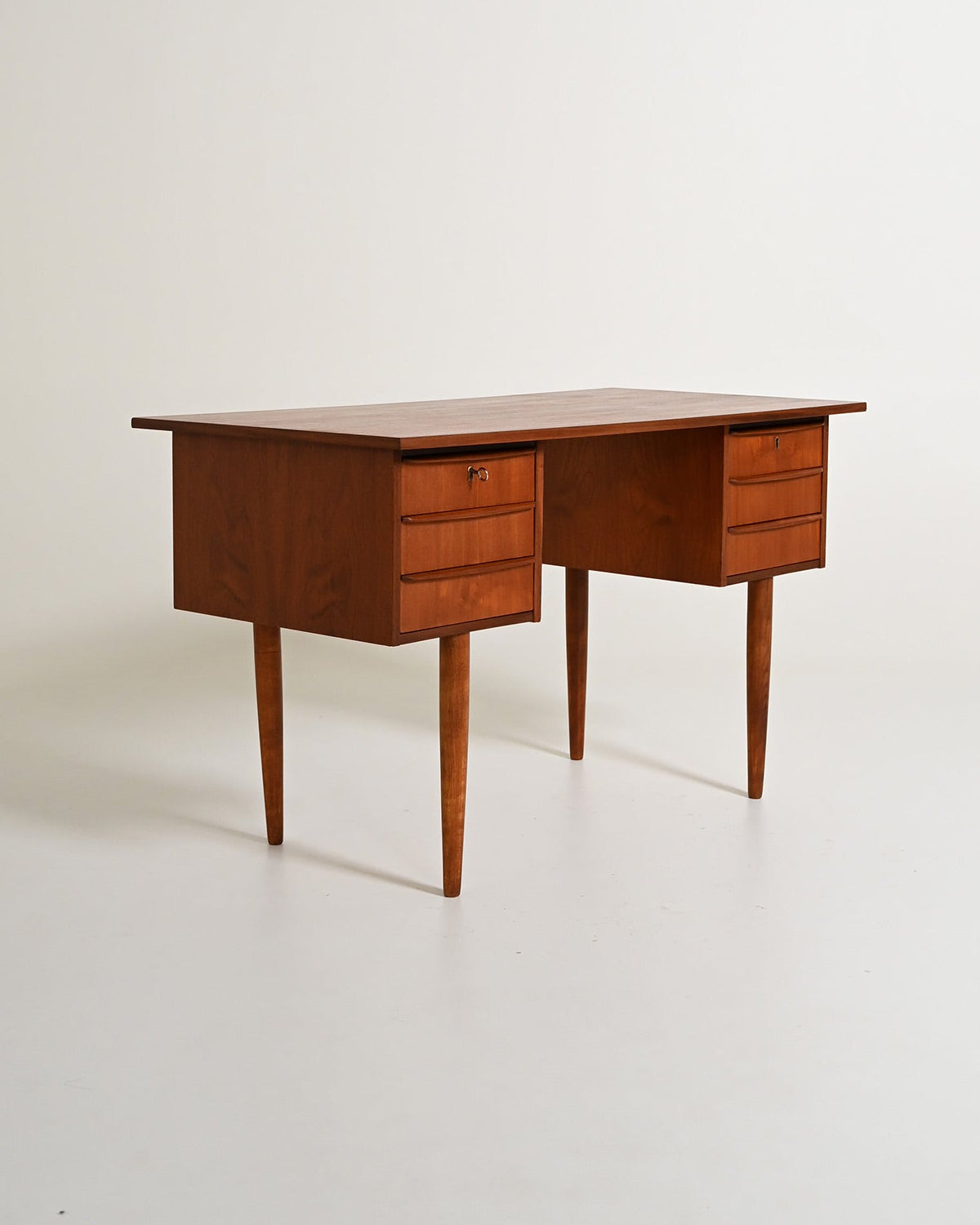 Scrivania scandinava in teak con sei cassetti, anni '60