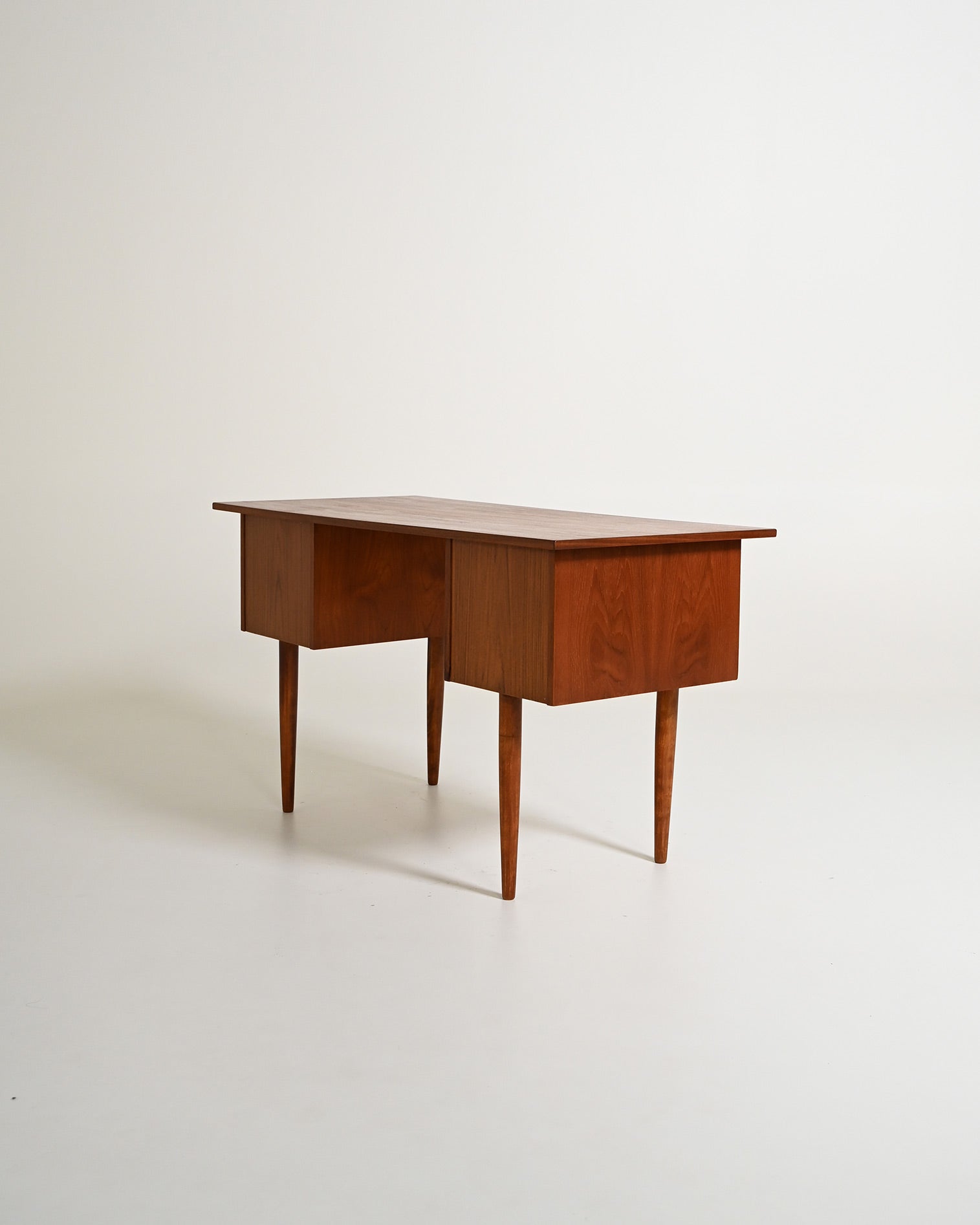 Scrivania scandinava in teak con sei cassetti, anni '60