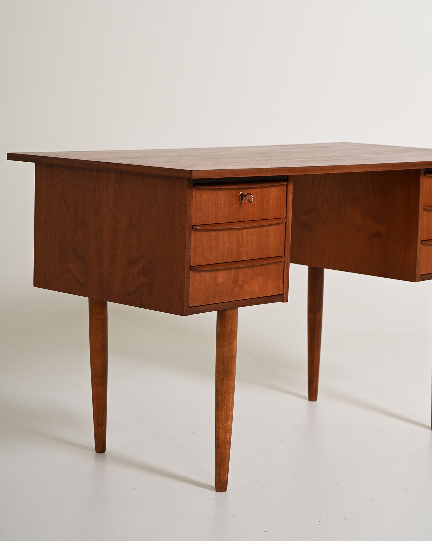 Scrivania scandinava in teak con sei cassetti, anni '60
