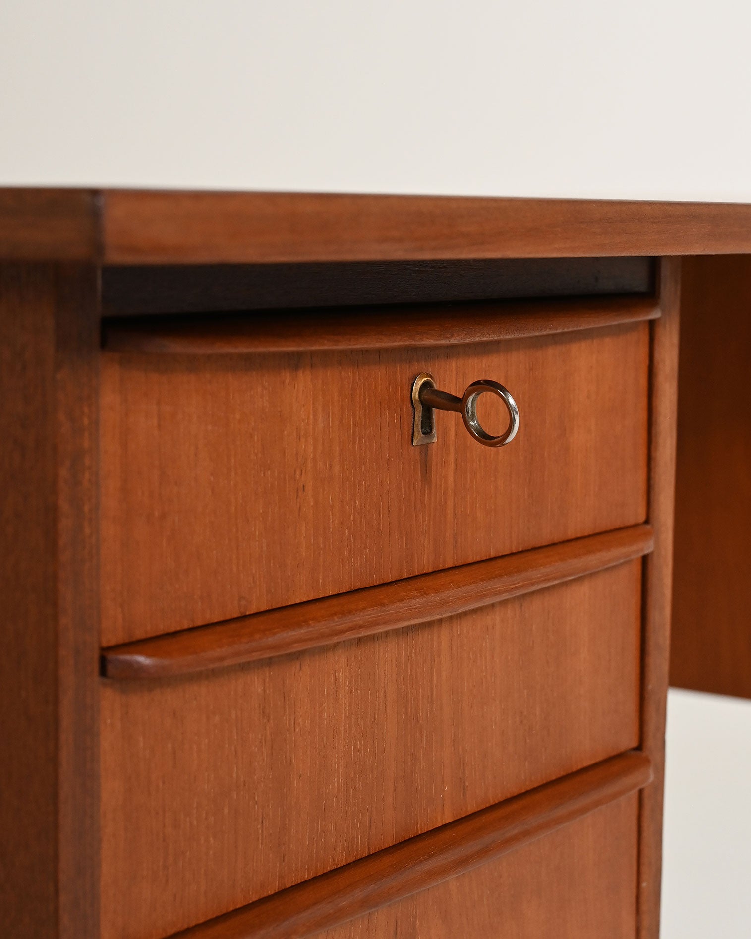 Scrivania scandinava in teak con sei cassetti, anni '60