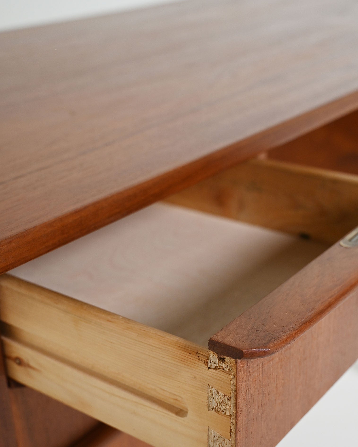 Scrivania scandinava in teak con sei cassetti, anni '60