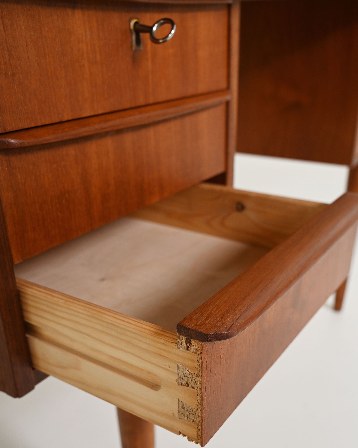 Scrivania scandinava in teak con sei cassetti, anni '60