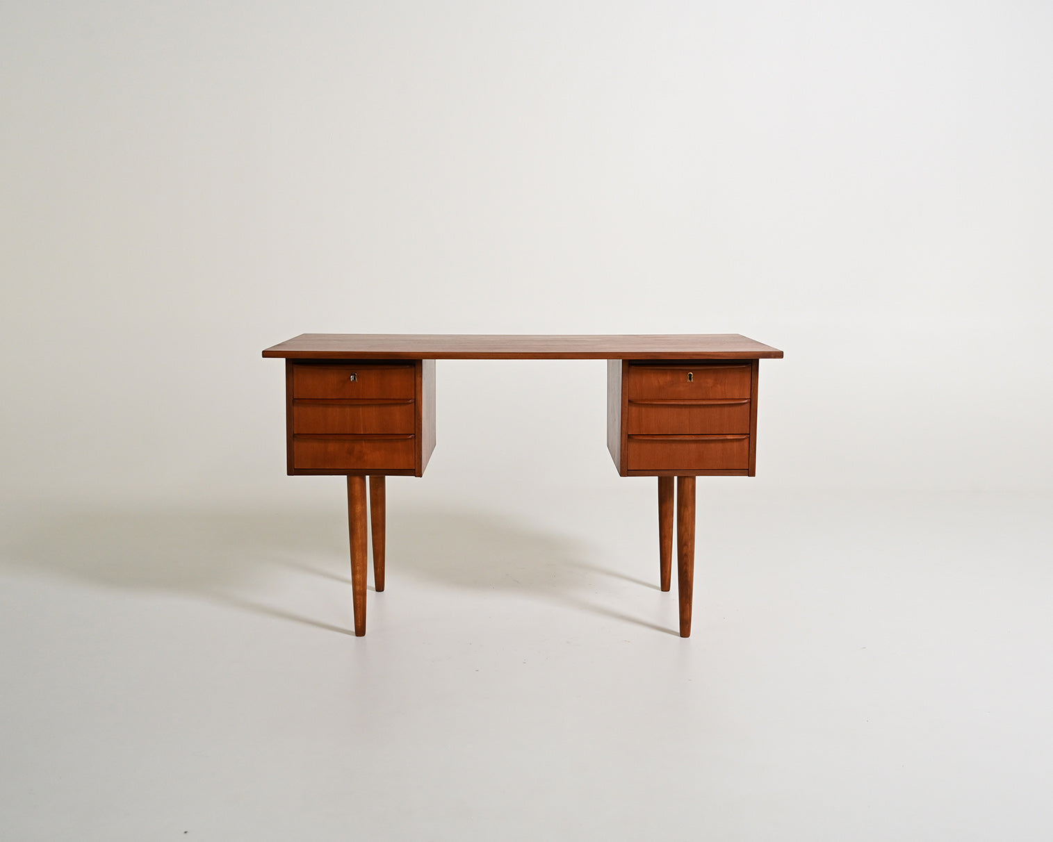 Scrivania scandinava in teak con sei cassetti, anni '60