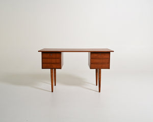 Scrivania scandinava in teak con sei cassetti, anni '60