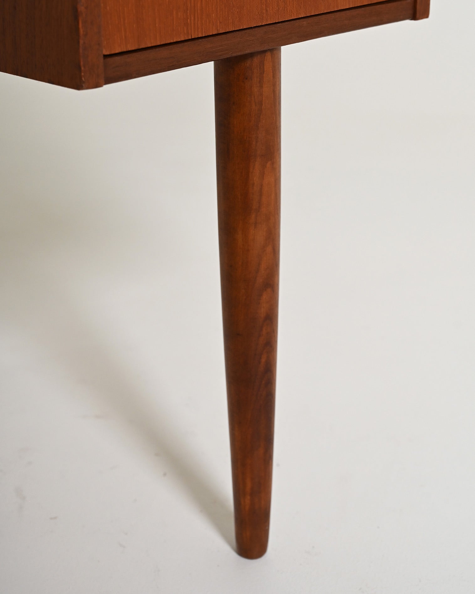 Scrivania scandinava in teak con sei cassetti, anni '60
