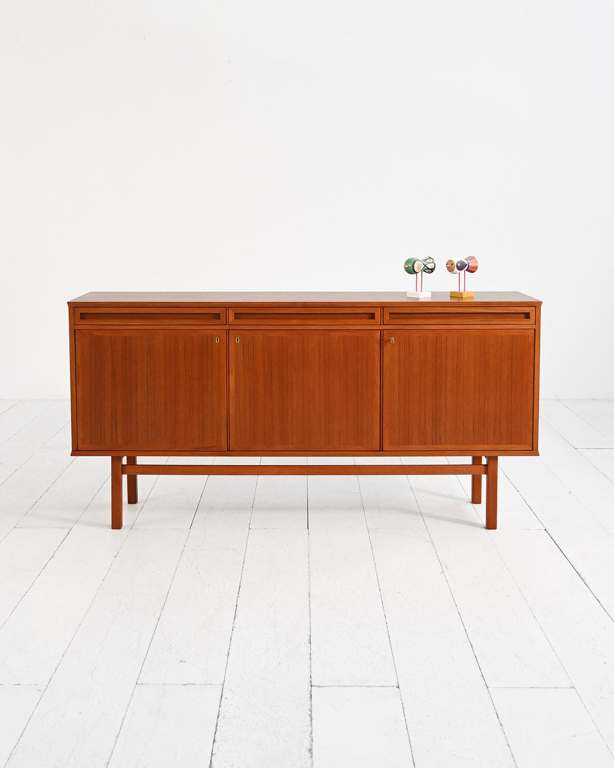 Sideboard scandinavo in teak con cassetti scultorei
