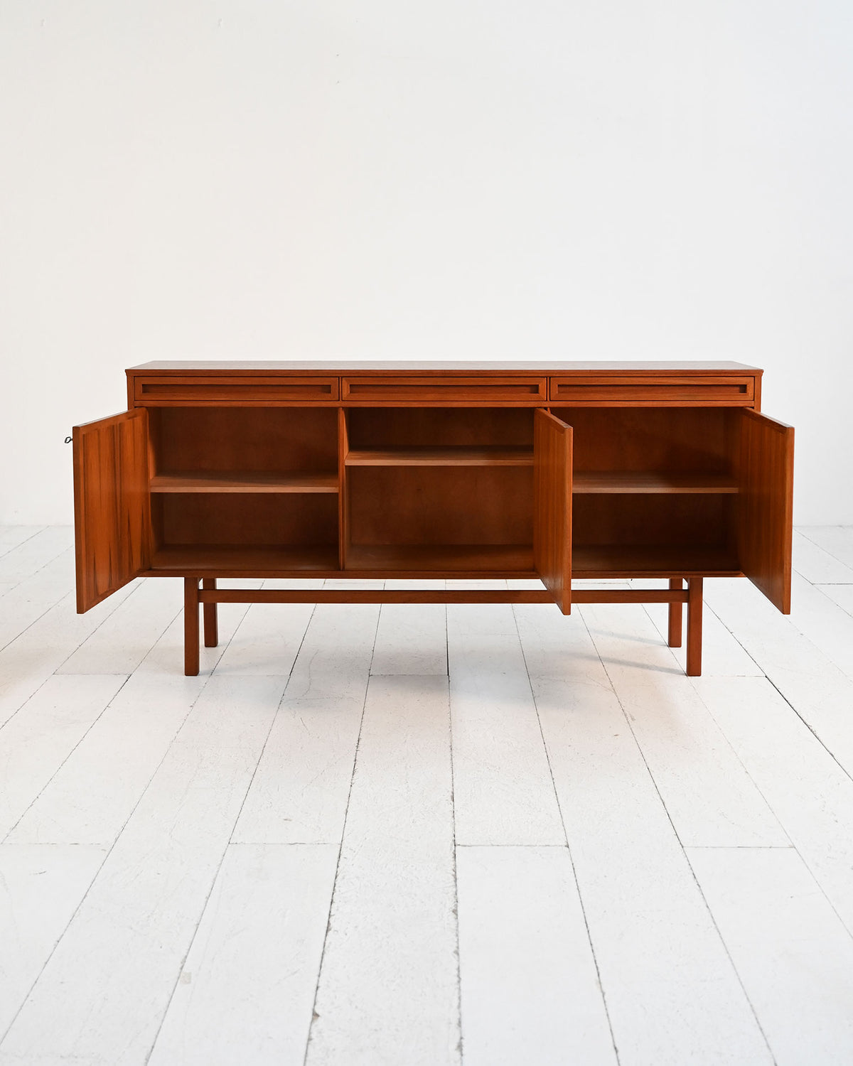 Sideboard scandinavo in teak con cassetti scultorei