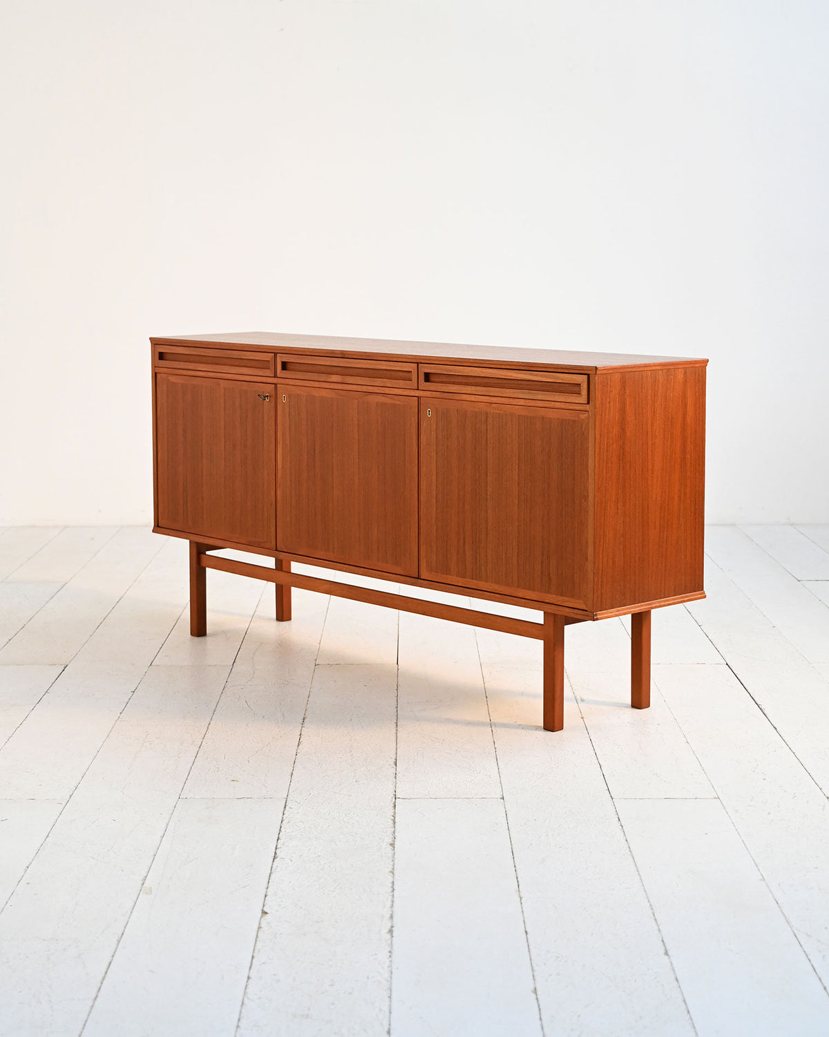 Sideboard scandinavo in teak con cassetti scultorei