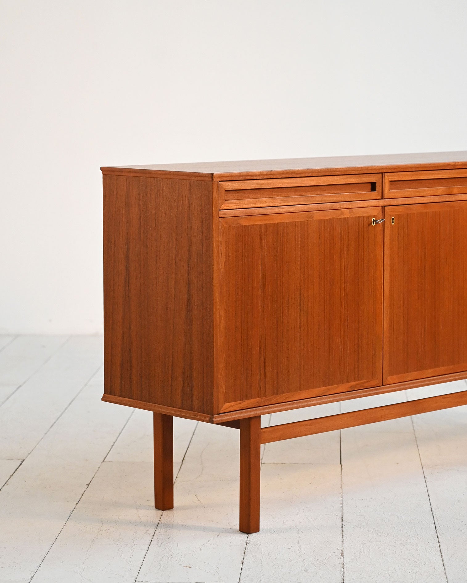 Sideboard scandinavo in teak con cassetti scultorei 5