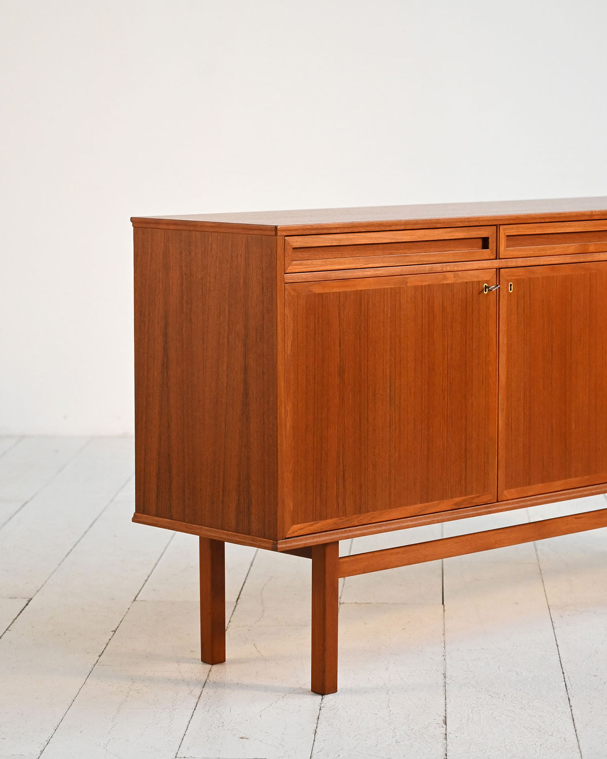 Sideboard scandinavo in teak con cassetti scultorei