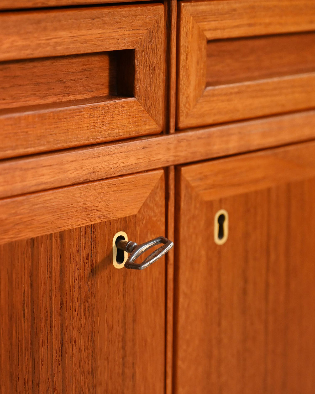 Sideboard scandinavo in teak con cassetti scultorei