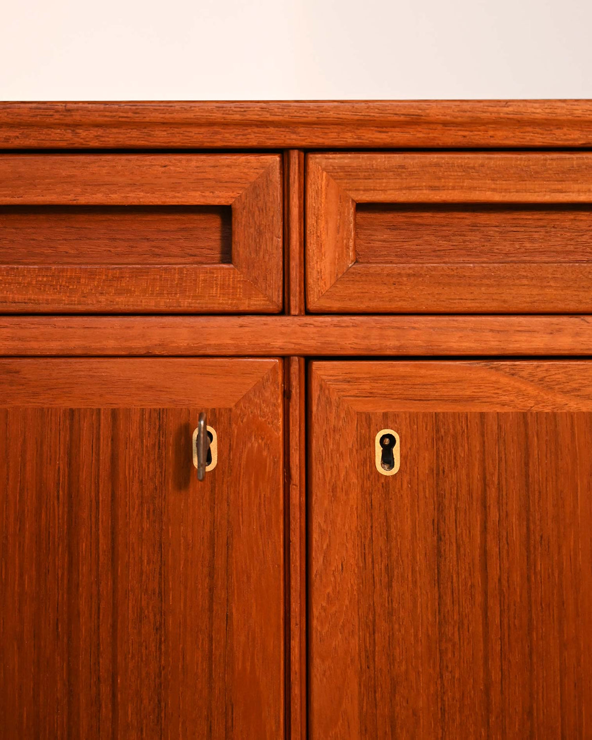 Sideboard scandinavo in teak con cassetti scultorei