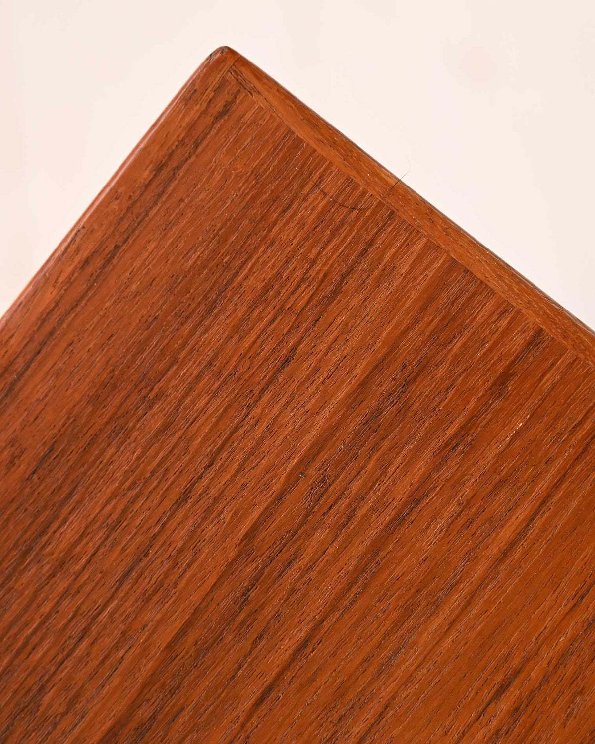 Sideboard scandinavo in teak con cassetti scultorei