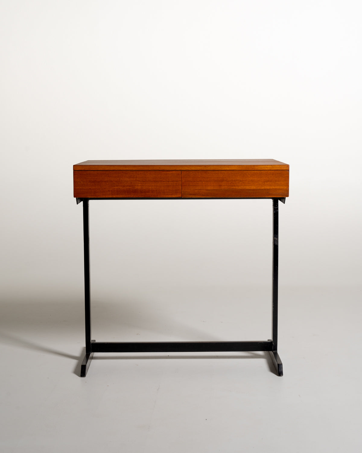 Scrivania in teak e metallo verniciato nero, produzione europea, anni ’60
