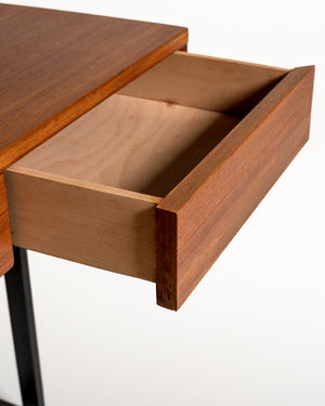Scrivania in teak e metallo verniciato nero, produzione europea, anni ’60