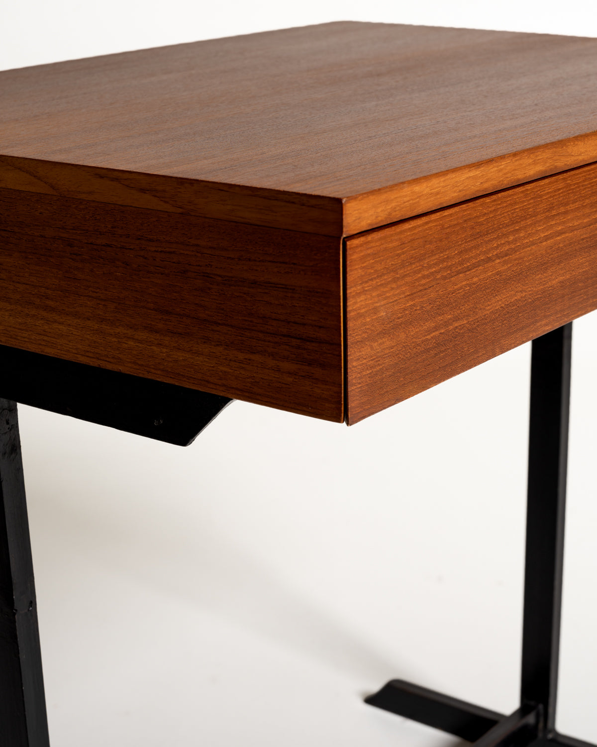 Scrivania in teak e metallo verniciato nero, produzione europea, anni ’60