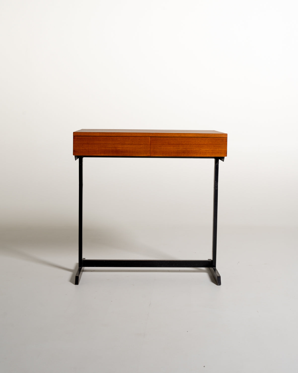 Scrittoio in teak con struttura in metallo nero, produzione europea, anni ’60
