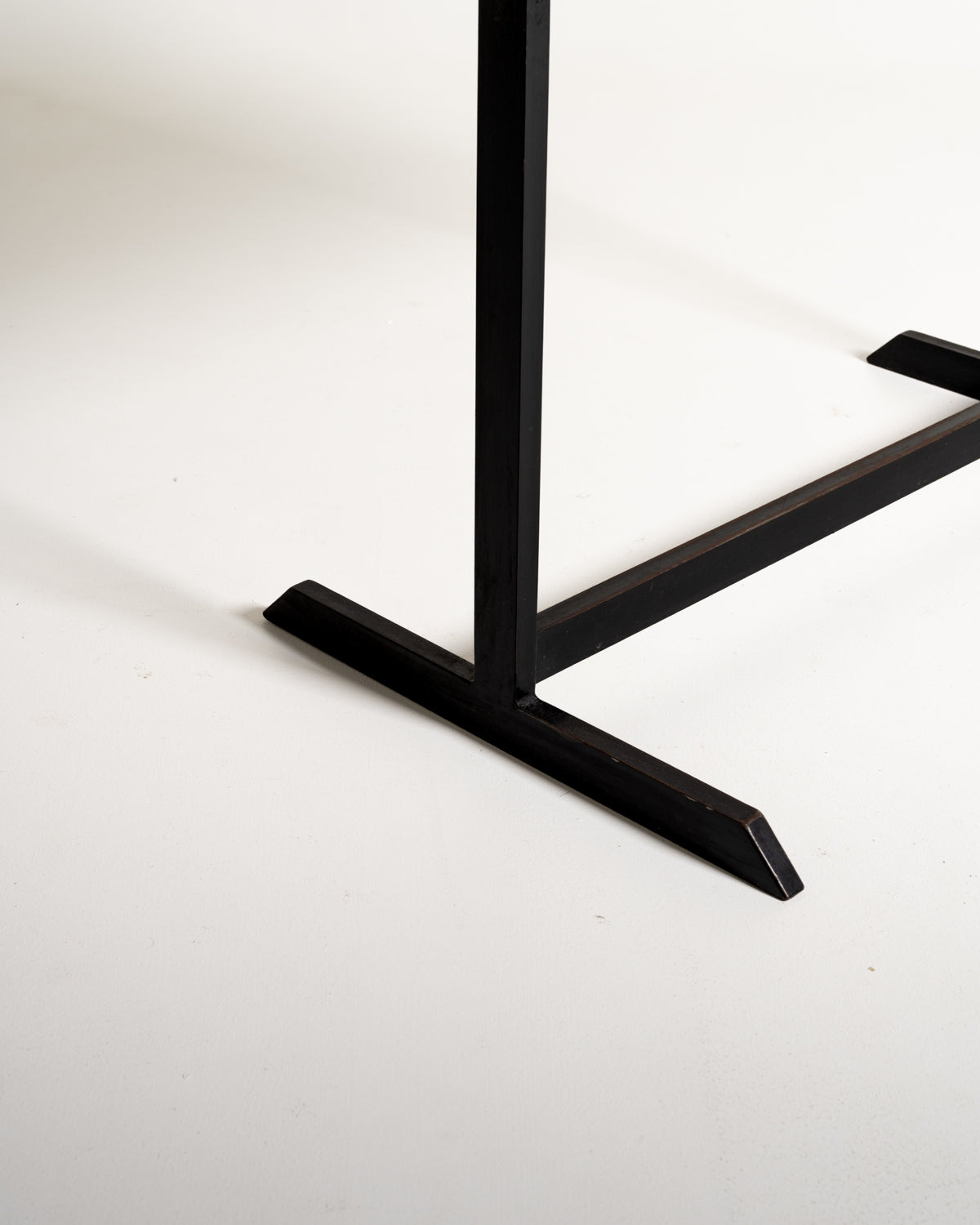 Scrittoio in teak con struttura in metallo nero, produzione europea, anni ’60
