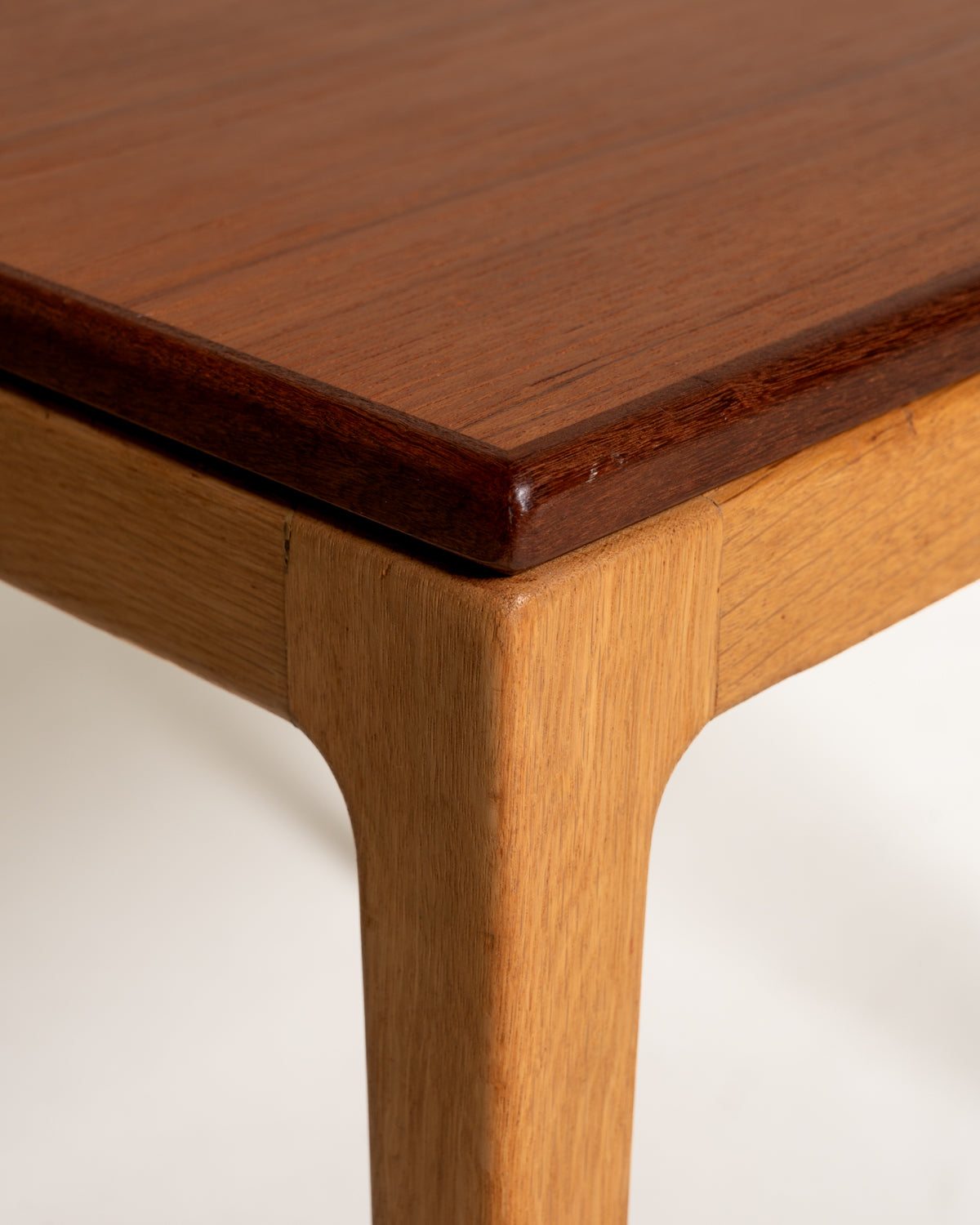 Tavolino Gemla in teak e rovere