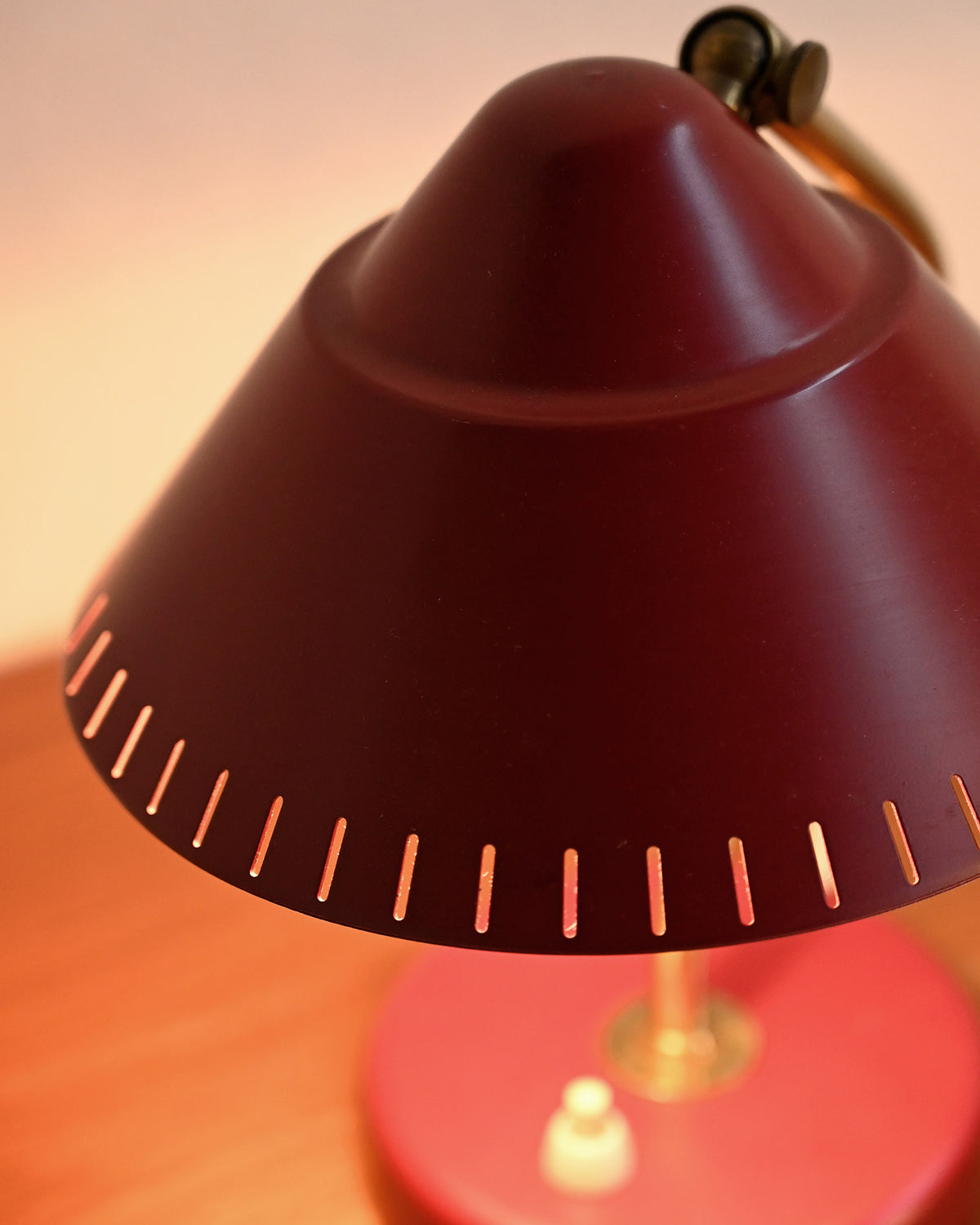 Lampada da tavolo rossa prodotta da Ringus, anni ‘50