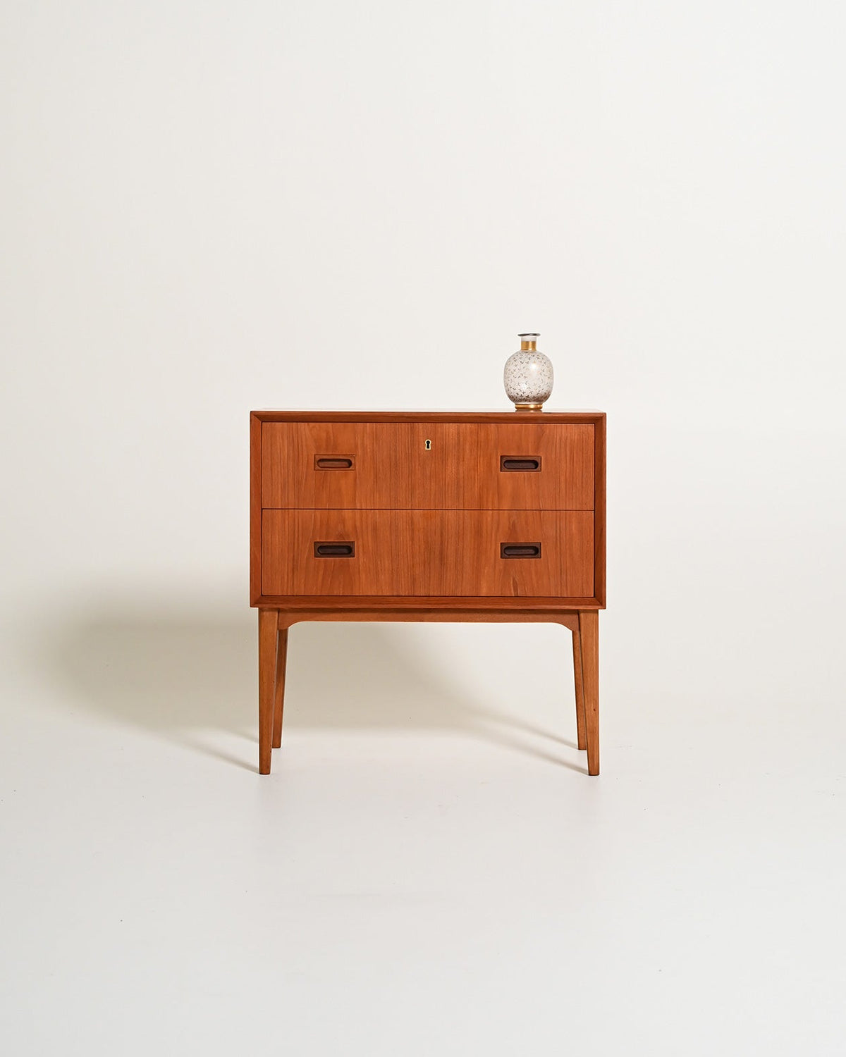 Comodino scandinavo in teak con due cassetti, anni '60