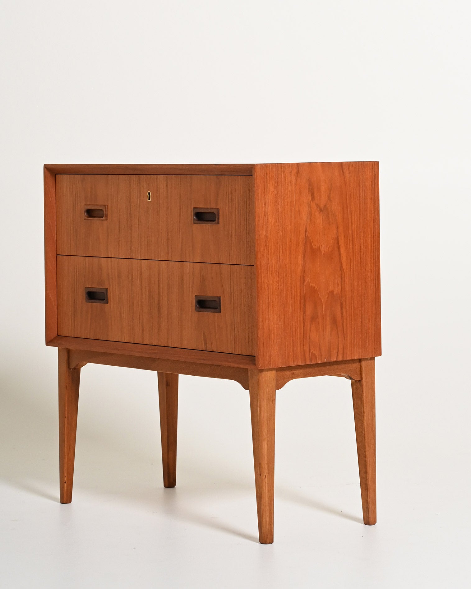 Comodino scandinavo in teak con due cassetti, anni '60