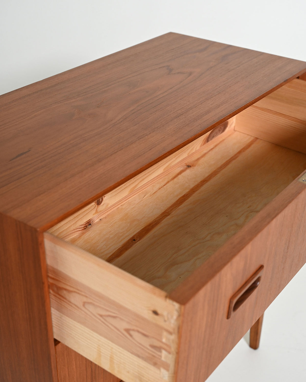Comodino scandinavo in teak con due cassetti, anni '60