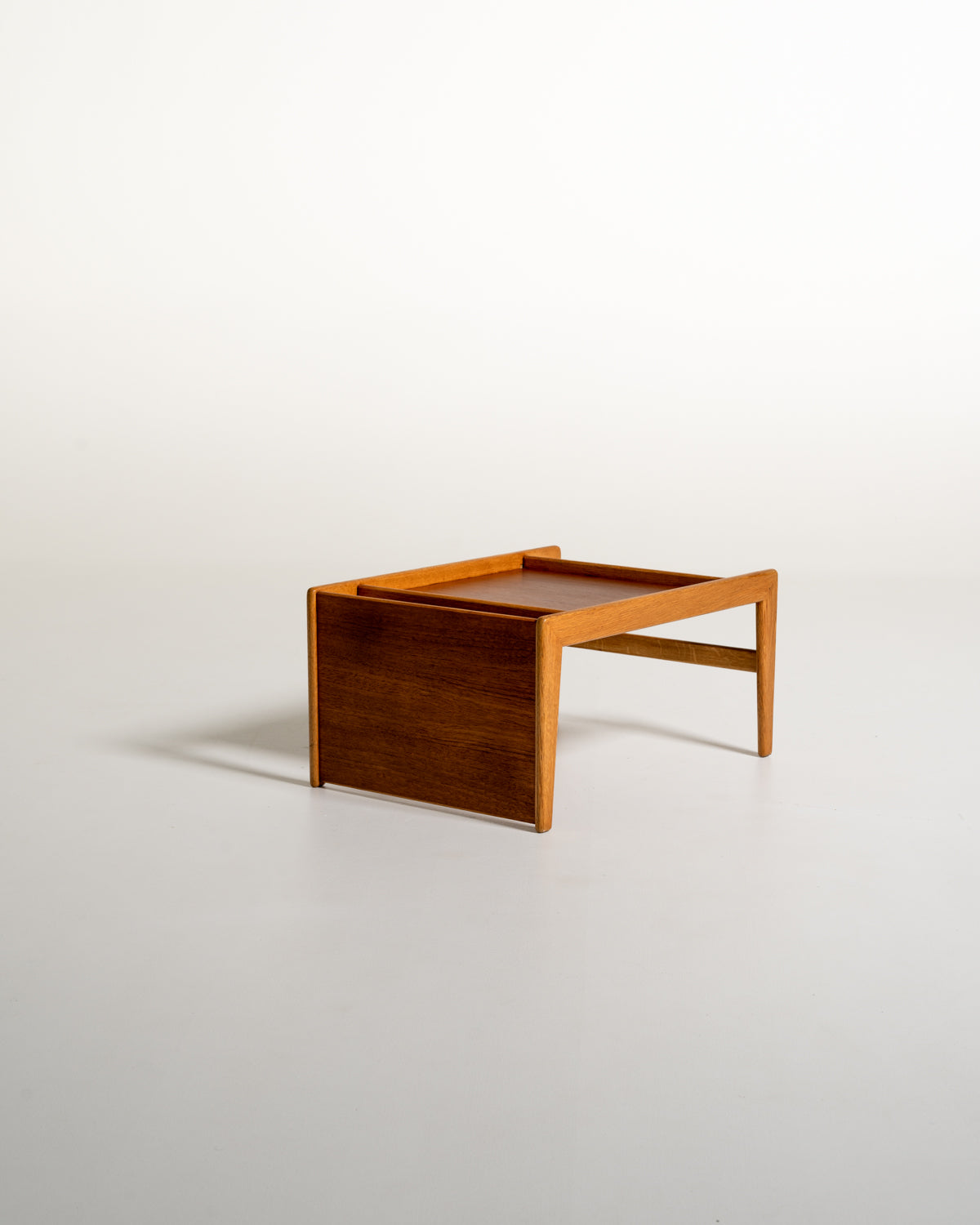 Comodino “Nikko” in teak e rovere di Yngvar Sandström per NK, Svezia, anni '60