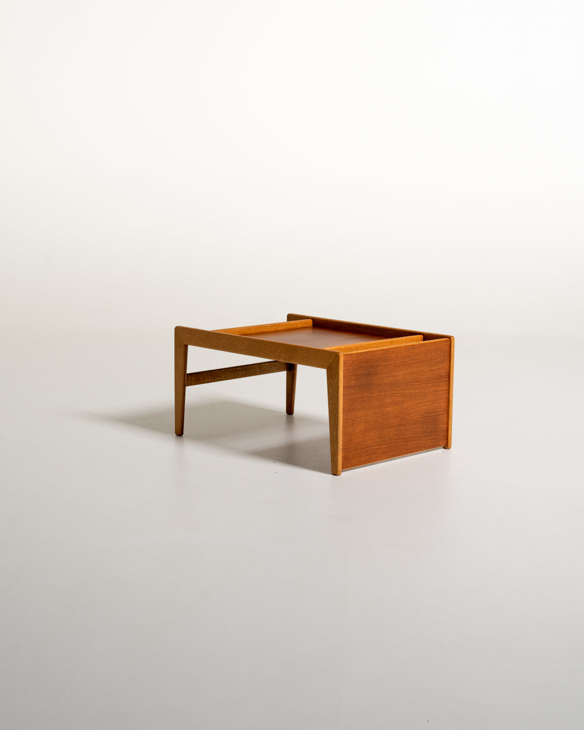 Comodino “Nikko” in teak e rovere di Yngvar Sandström per NK, Svezia, anni '60