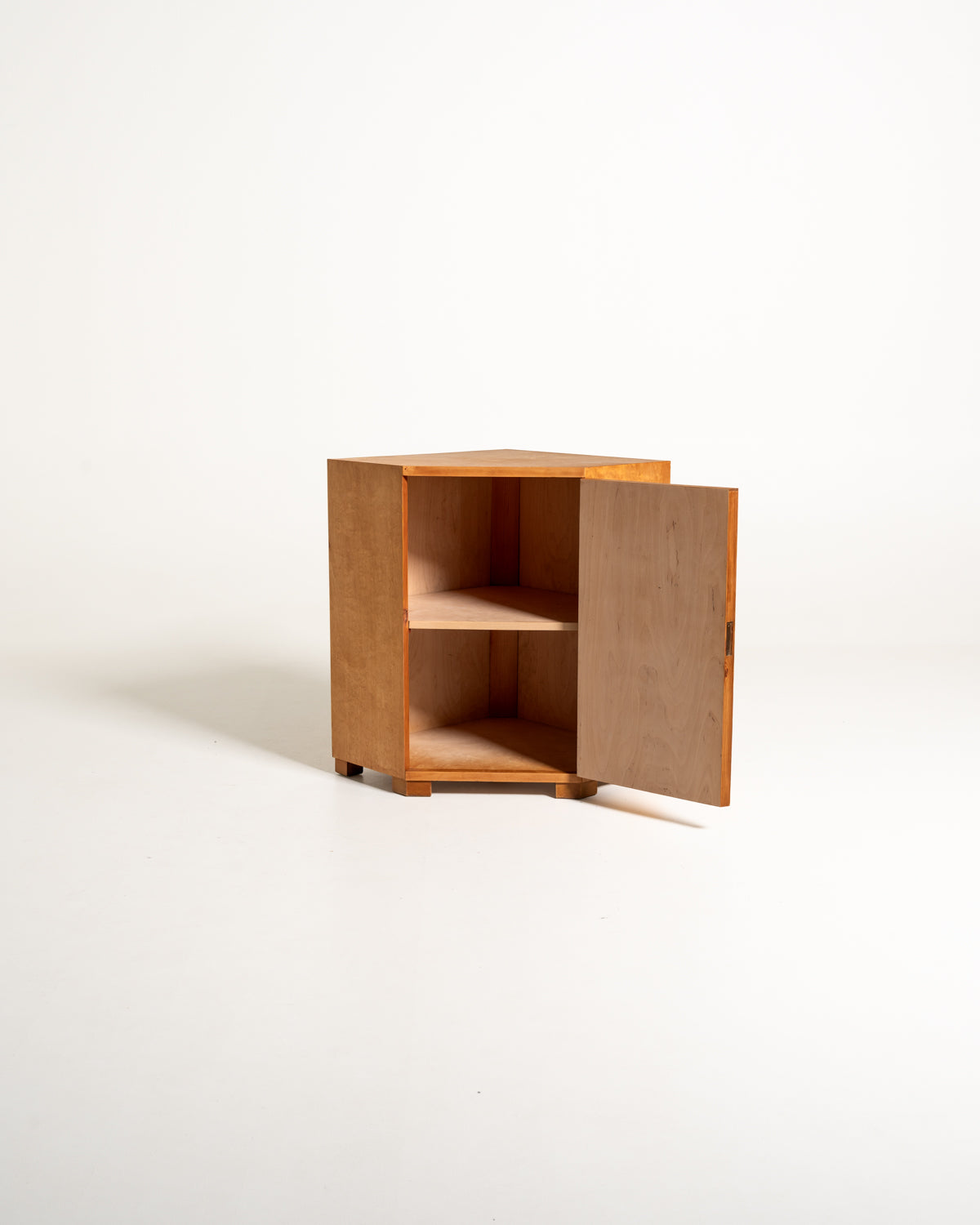 Mobile angolare scandinavo in betulla, metà Novecento