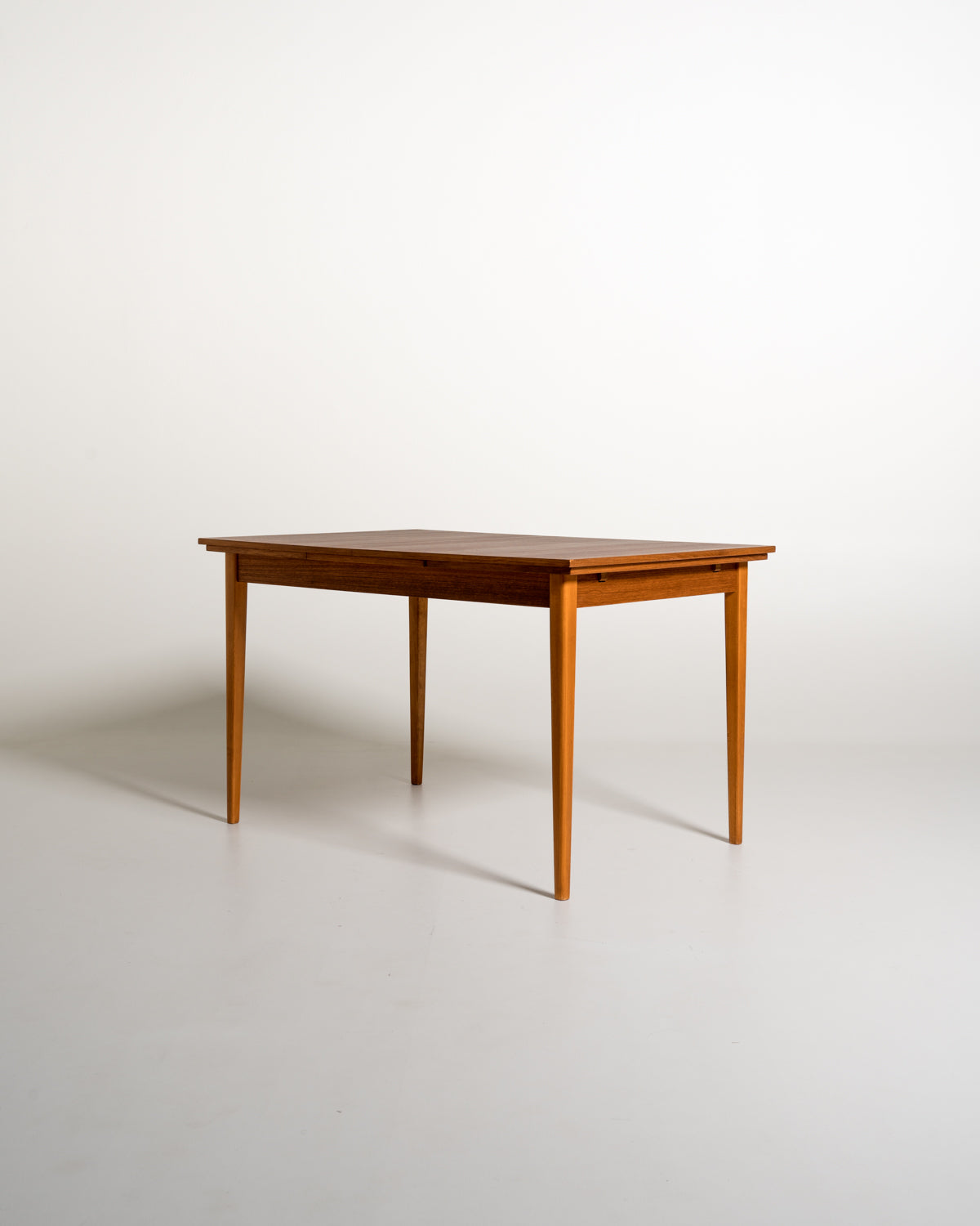 Tavolo scandinavo allungabile in teak e faggio, anni ’50-’60