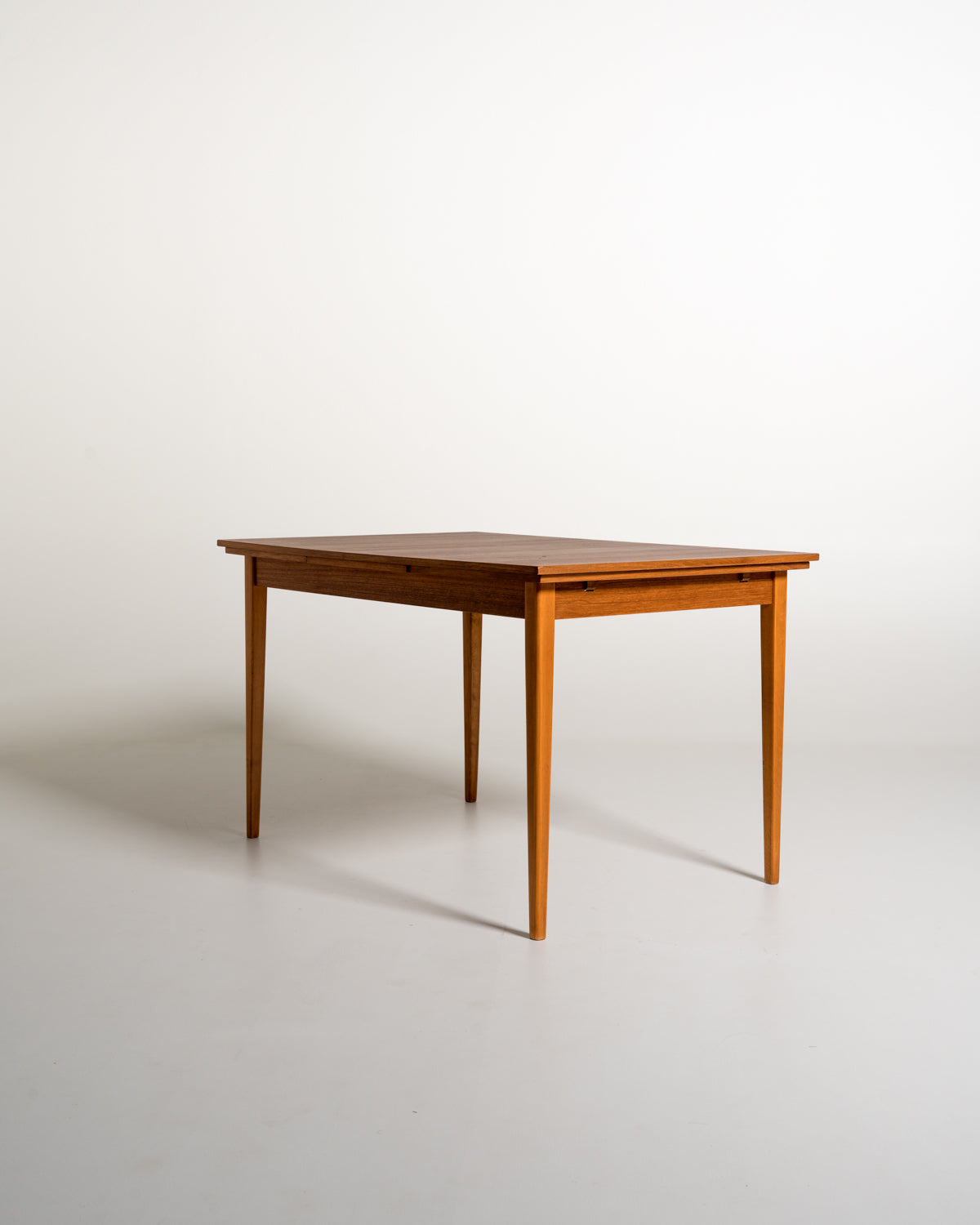 Tavolo scandinavo allungabile in teak e faggio, anni ’50-’60
