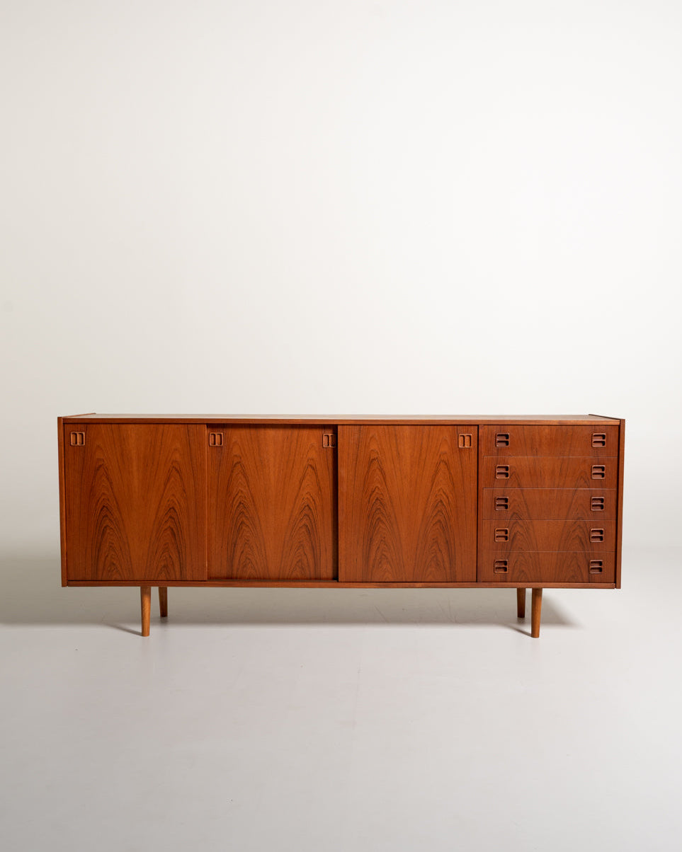 Sideboard danese in teak con ante scorrevoli, anni ’60
