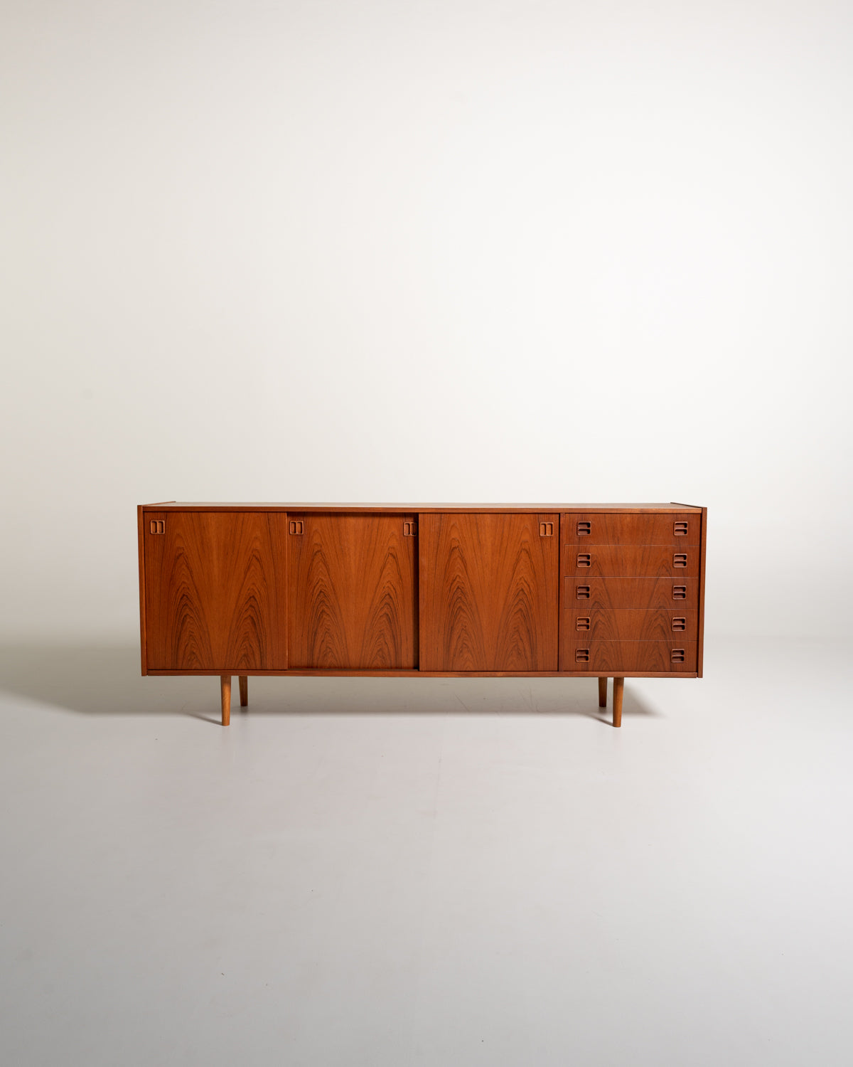 Sideboard danese in teak con ante scorrevoli, anni ’60