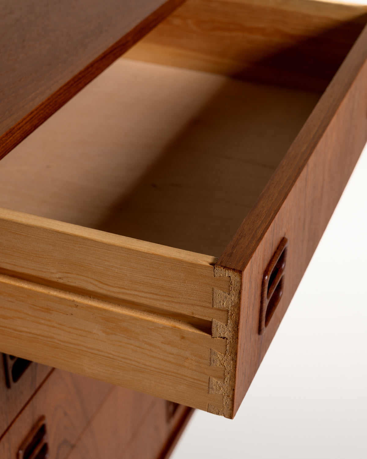 Sideboard danese in teak con ante scorrevoli, anni ’60