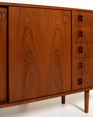 Sideboard danese in teak con ante scorrevoli, anni ’60