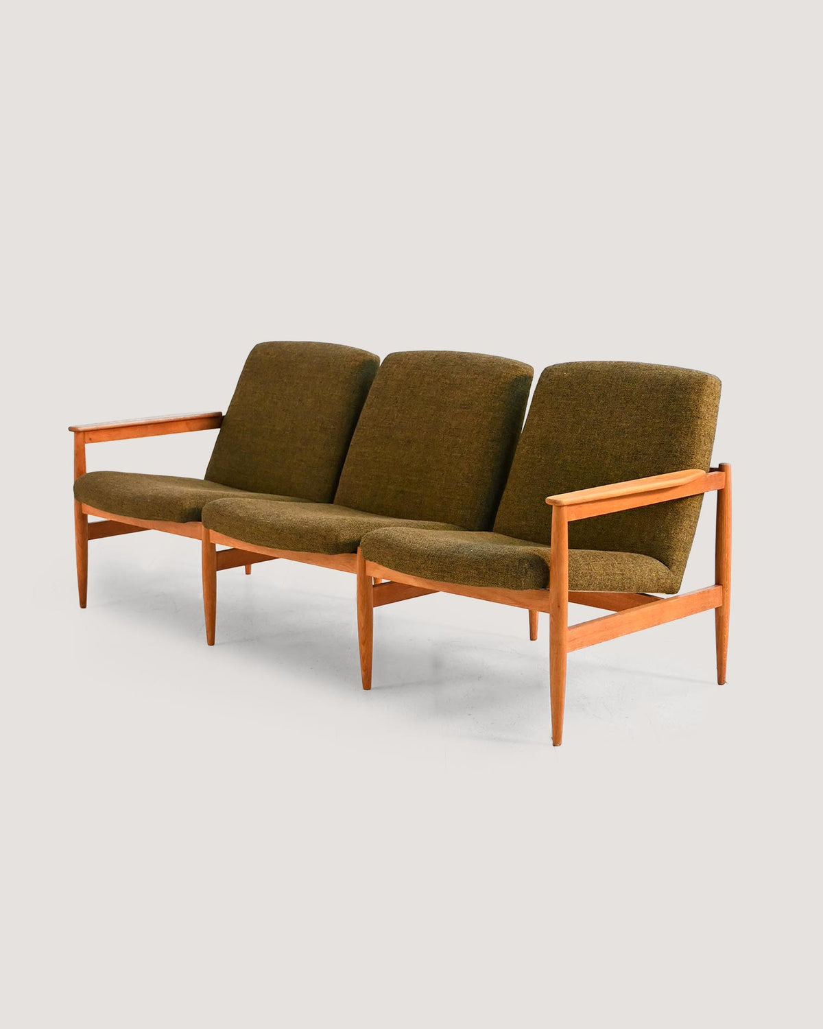 Divano scandinavo a tre posti in rovere, anni ’50/’60