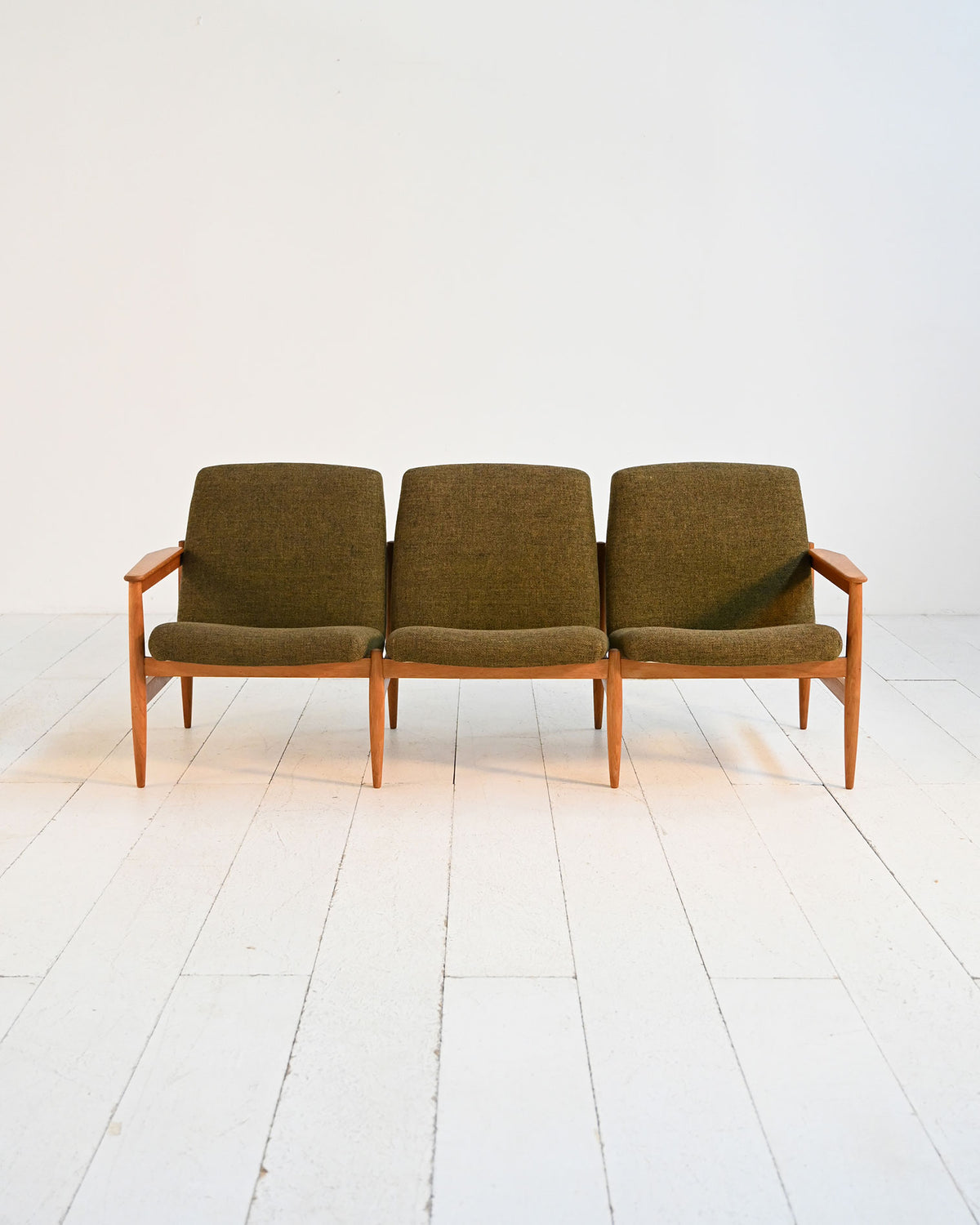 Divano scandinavo a tre posti in rovere, anni ’50/’60