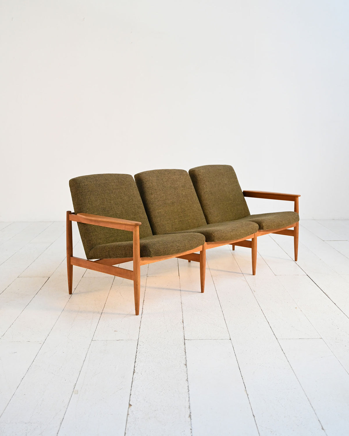 Divano scandinavo a tre posti in rovere, anni ’50/’60