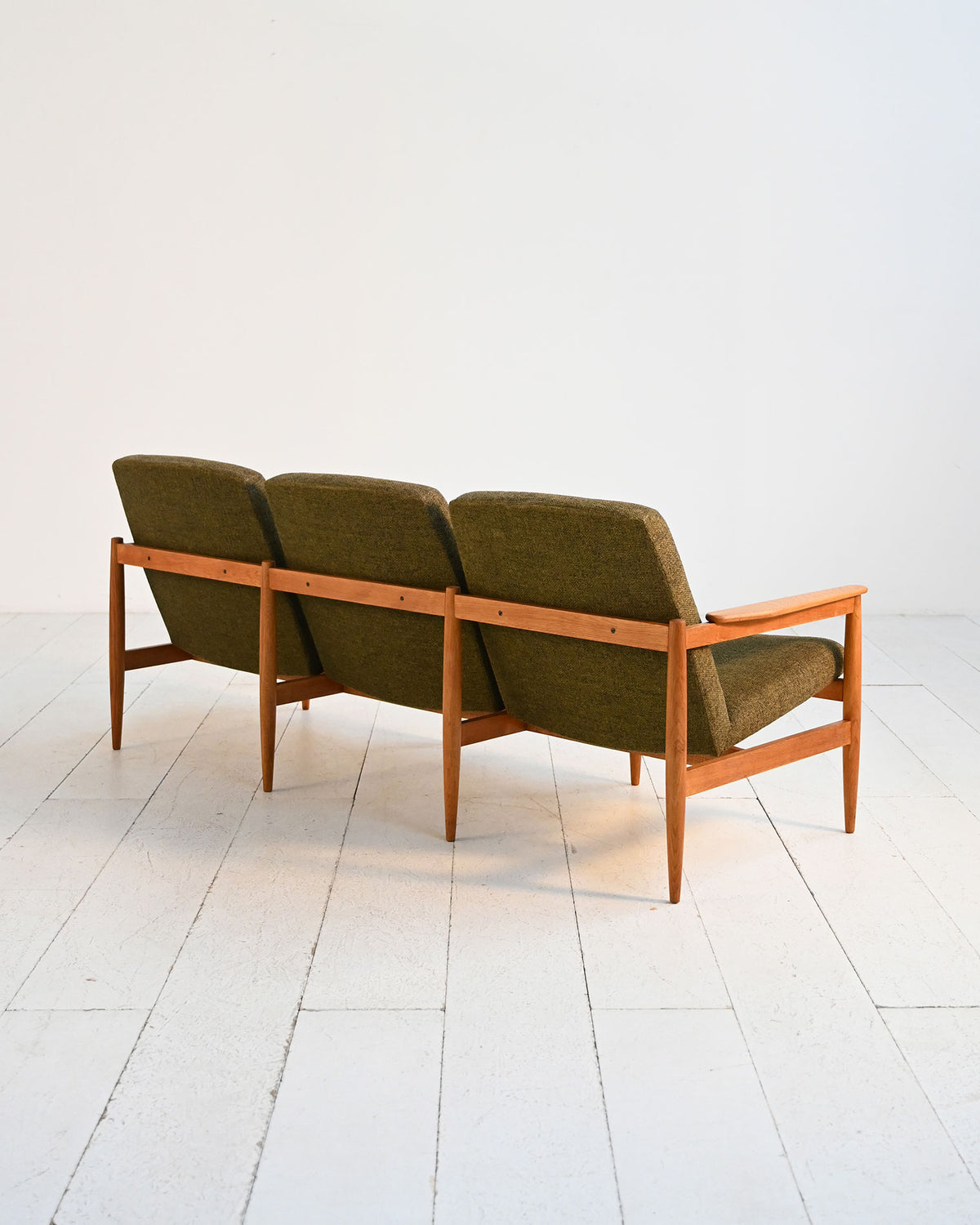 Divano scandinavo a tre posti in rovere, anni ’50/’60