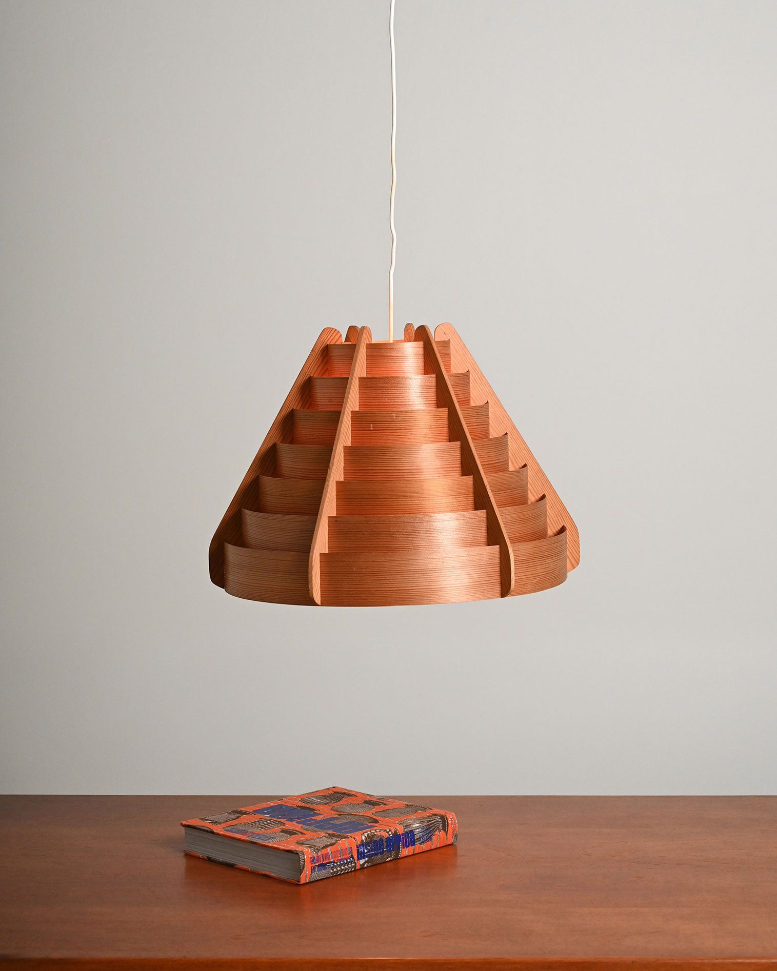 Lampada a sospensione in pino svedese nello stile di Hans Agne Jakobsson, anni '60