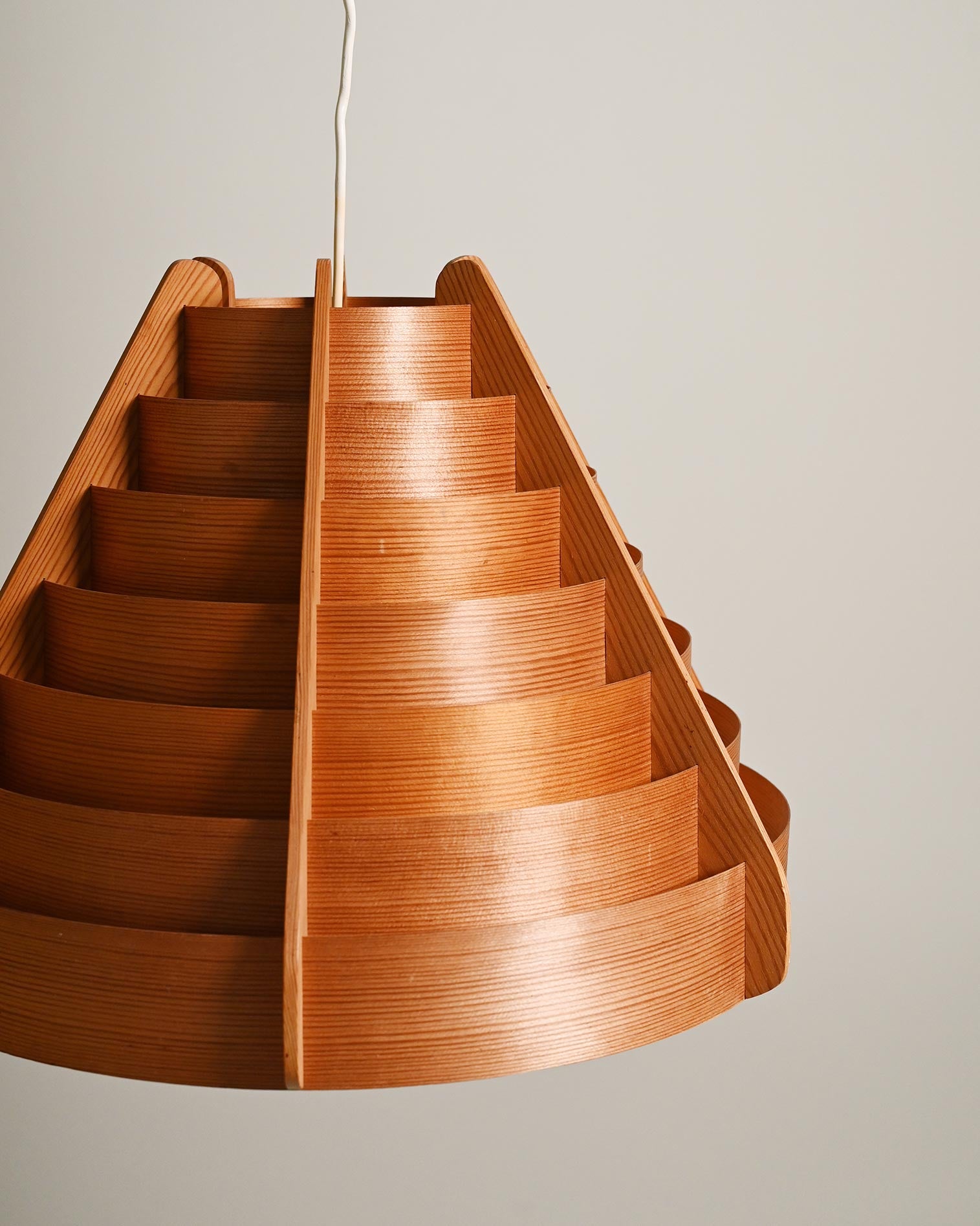 Lampada a sospensione in pino svedese nello stile di Hans Agne Jakobsson, anni '60