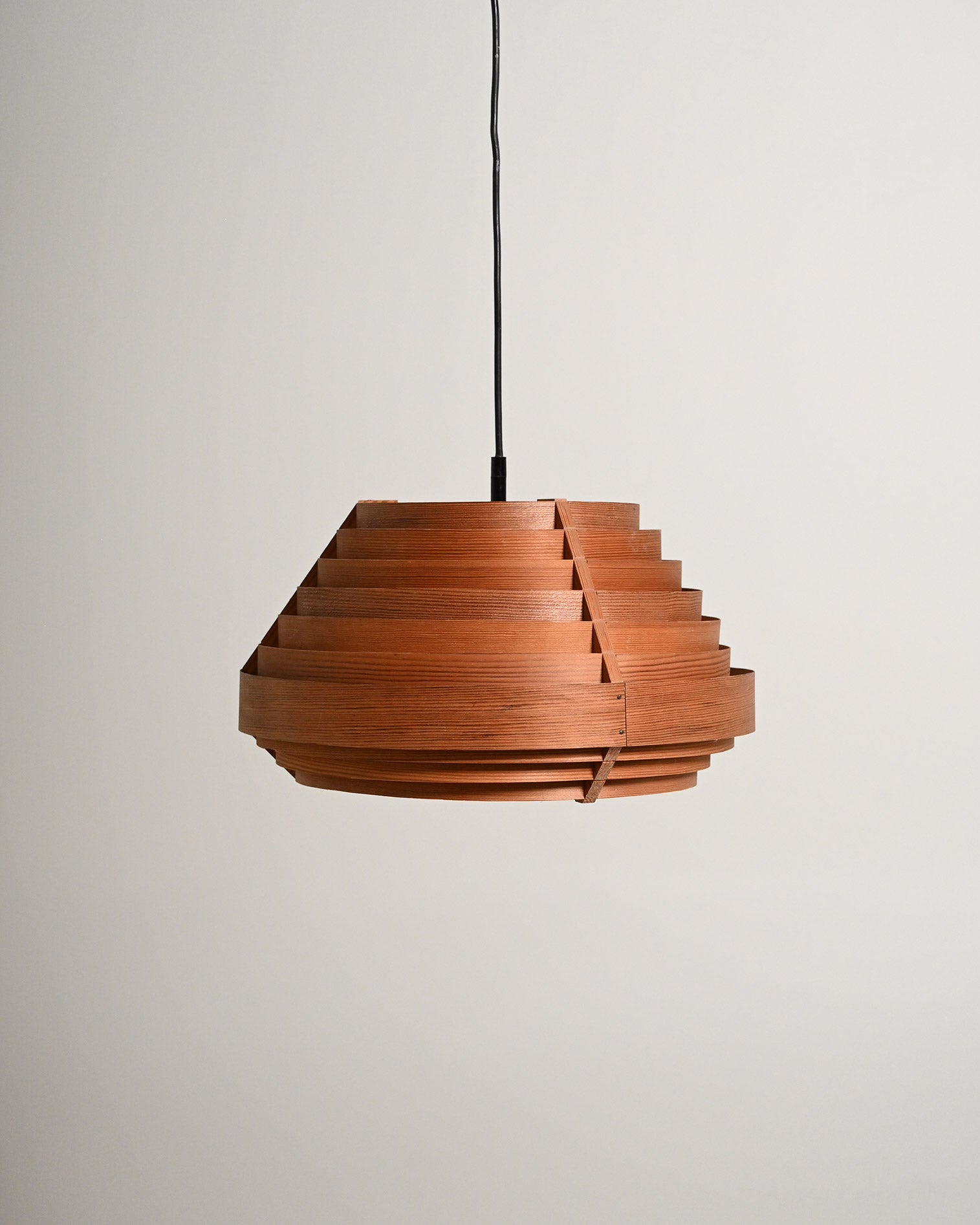 Lampada a sospensione in pino svedese nello stile di Hans Agne Jakobsson, anni '60