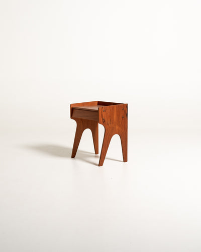 Comodino in teak con gambe sagomate