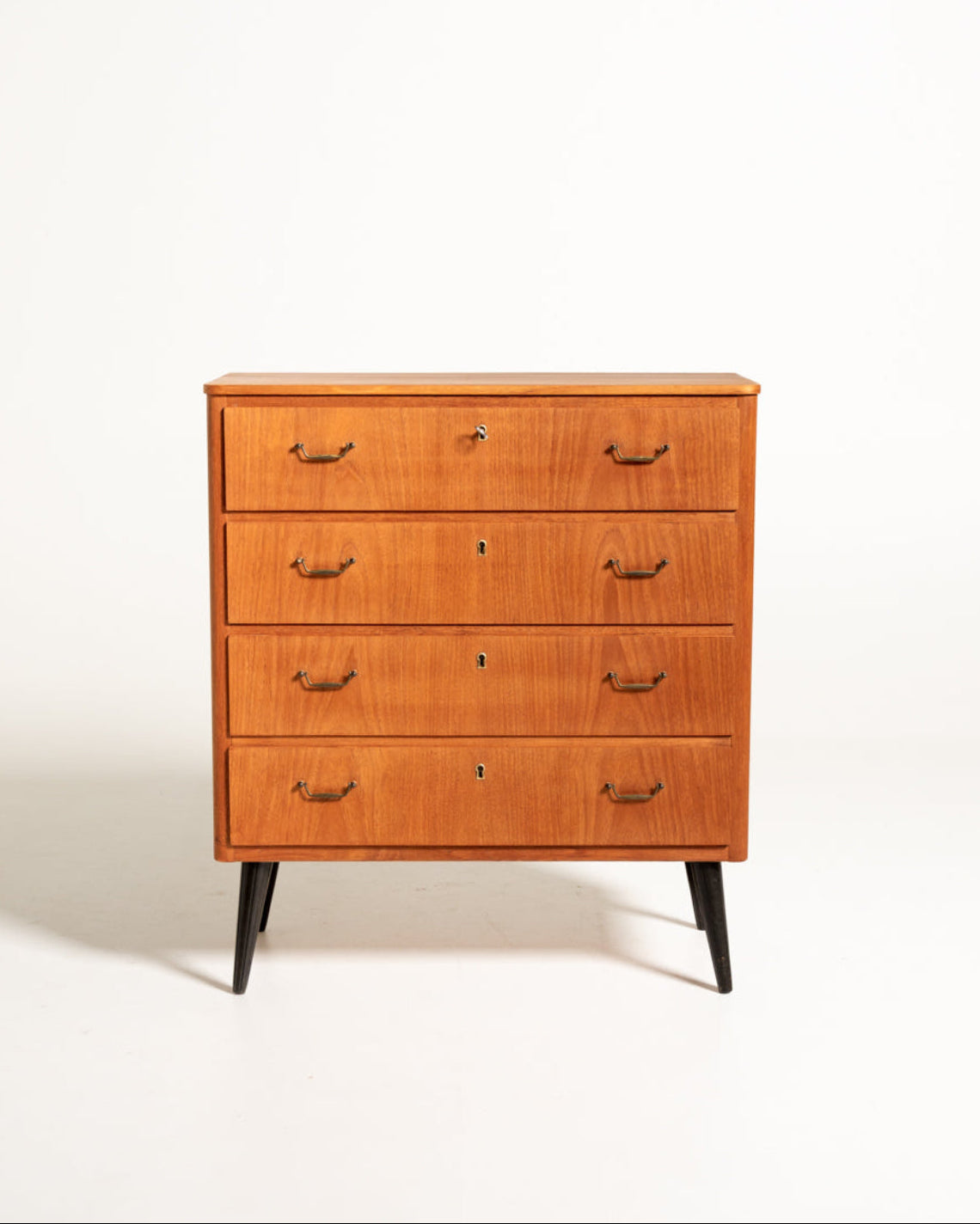 Cassettiera in teak con gambe nere, Scandinavia, anni '50/'60