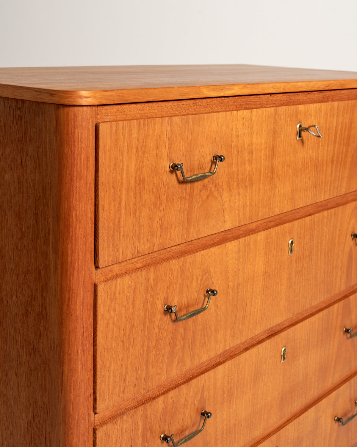 Cassettiera in teak con gambe nere, Scandinavia, anni '50/'60