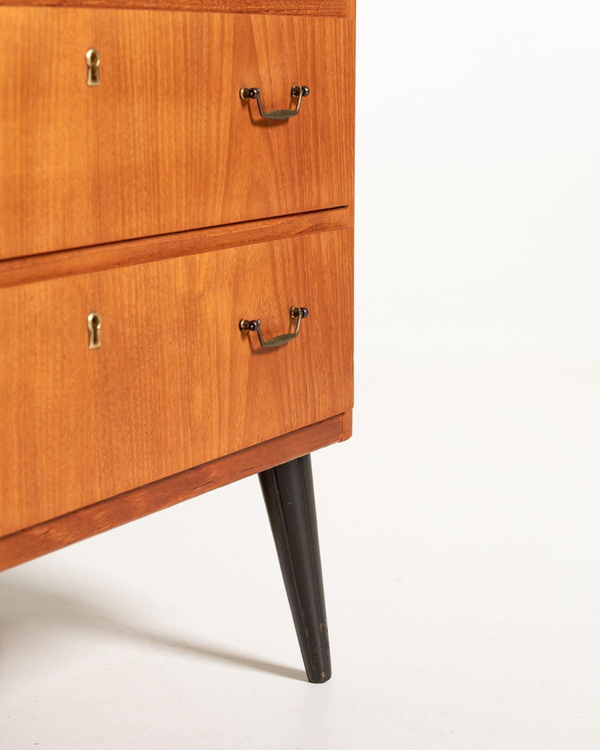 Cassettiera in teak con gambe nere, Scandinavia, anni '50/'60