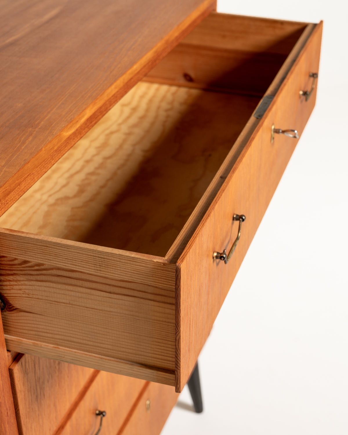 Cassettiera in teak con gambe nere, Scandinavia, anni '50/'60