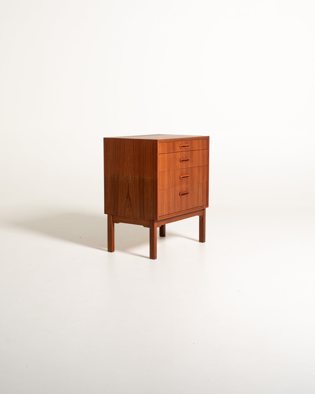Cassettiera scandinava in teak a quattro cassetti